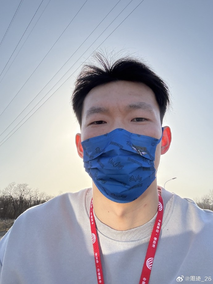 悠閑！周琦騎京牌電動(dòng)車出行：太陽出來了 開京牌兜兜風(fēng)！
