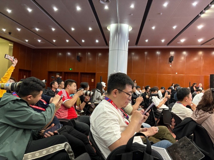 萬眾矚目！記者擠滿國足賽前新聞發(fā)布廳，賽場記者預計超300人
