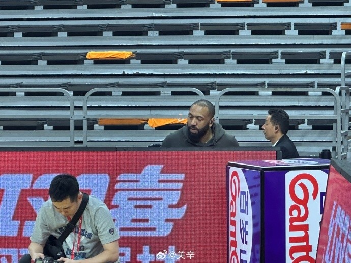 今晚不打？廣東主場(chǎng)迎戰(zhàn)廣廈 吉倫沃特一身便裝現(xiàn)身球館