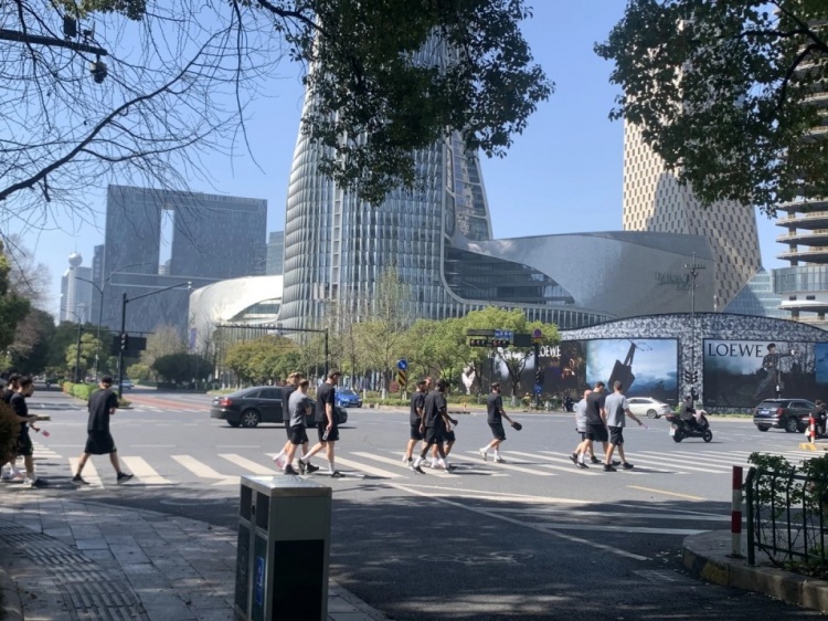 心態(tài)放松，有網友拍到澳大利亞隊早上在萬象城citywalk