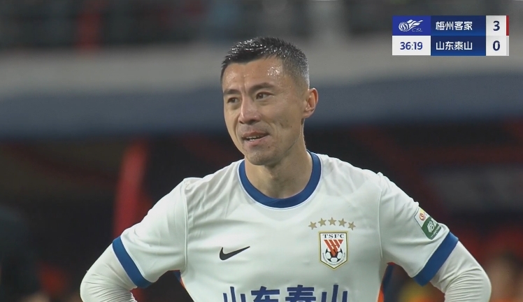 34分鐘0-3落后！36歲鄭錚苦笑36歲大雷沮喪 替補席黃政宇神態(tài)輕松