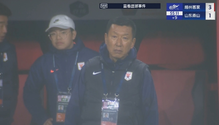 半場1-3落后遞補隊！場邊的崔康熙表情焦急