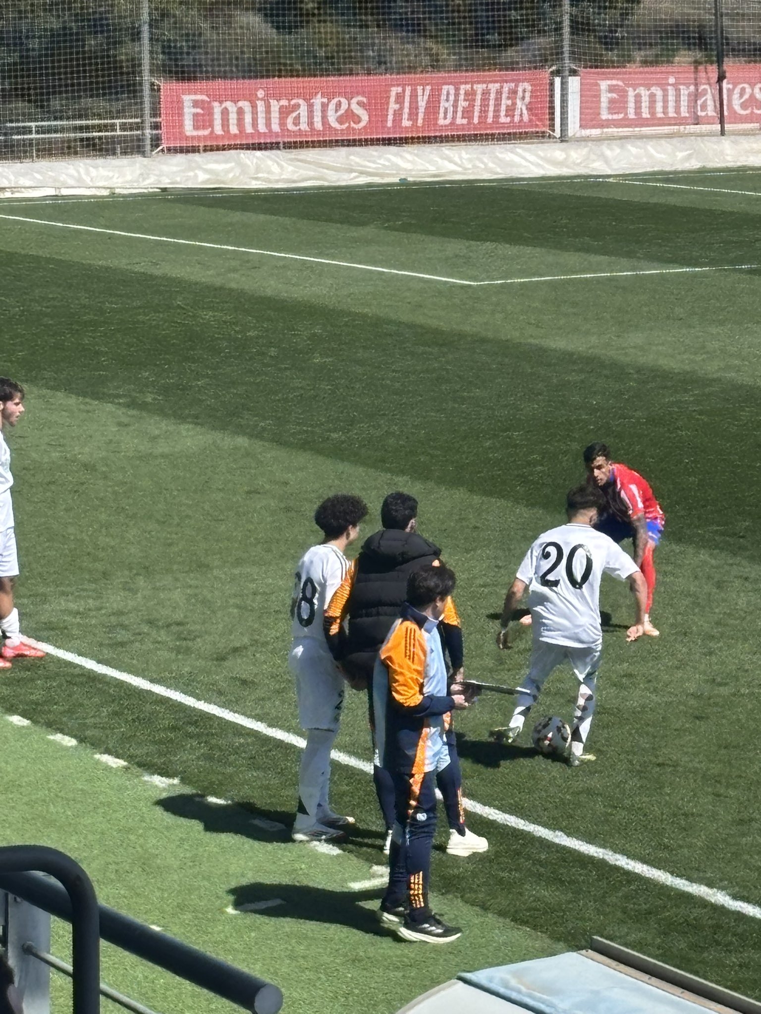 天賦滿滿！馬塞洛15歲兒子恩佐皇馬U19首秀，登場(chǎng)5分鐘腳后跟助攻