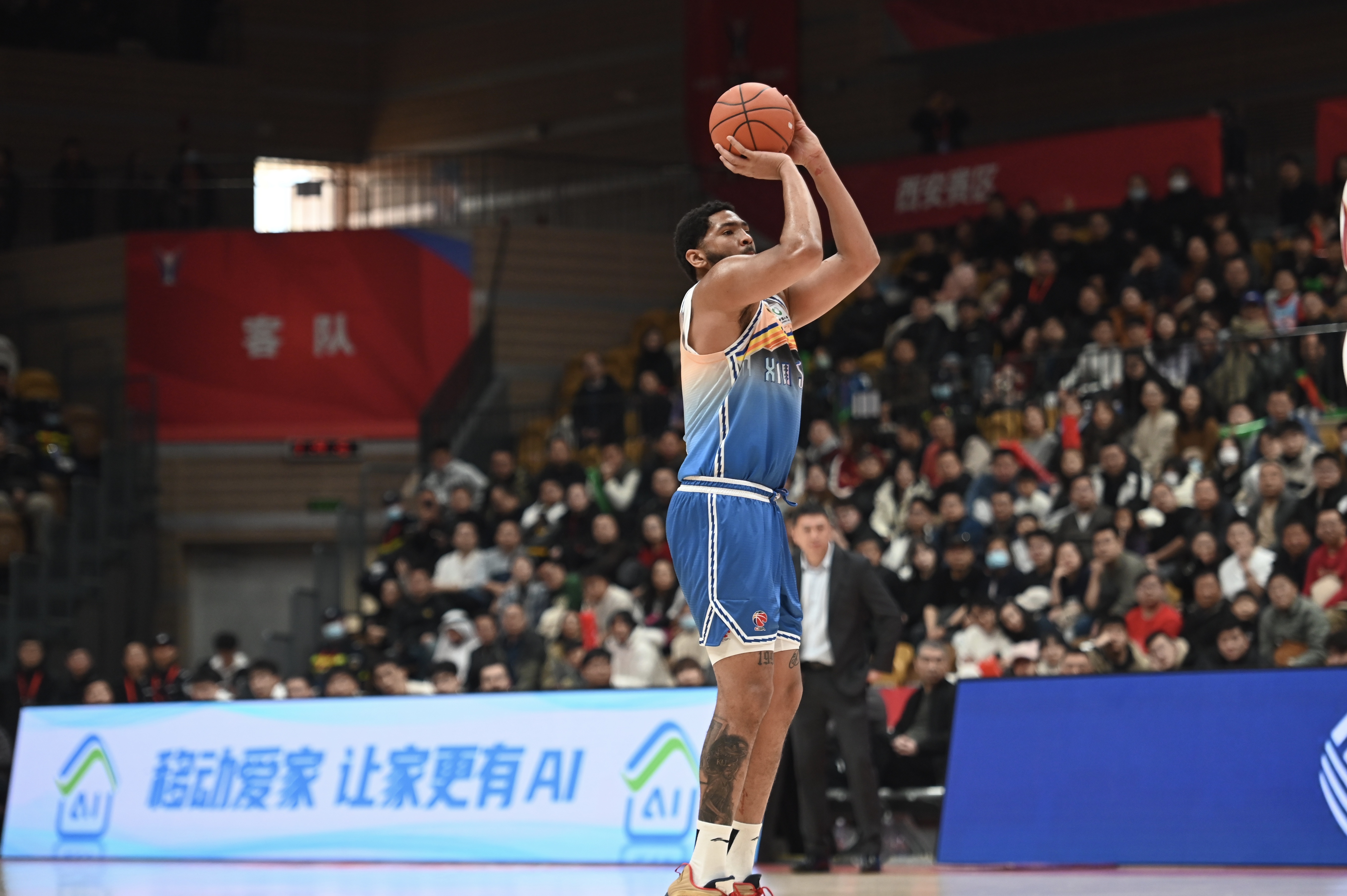 率先發(fā)力！新疆外援勞森首節(jié)7中5拿到11分 三分2中1